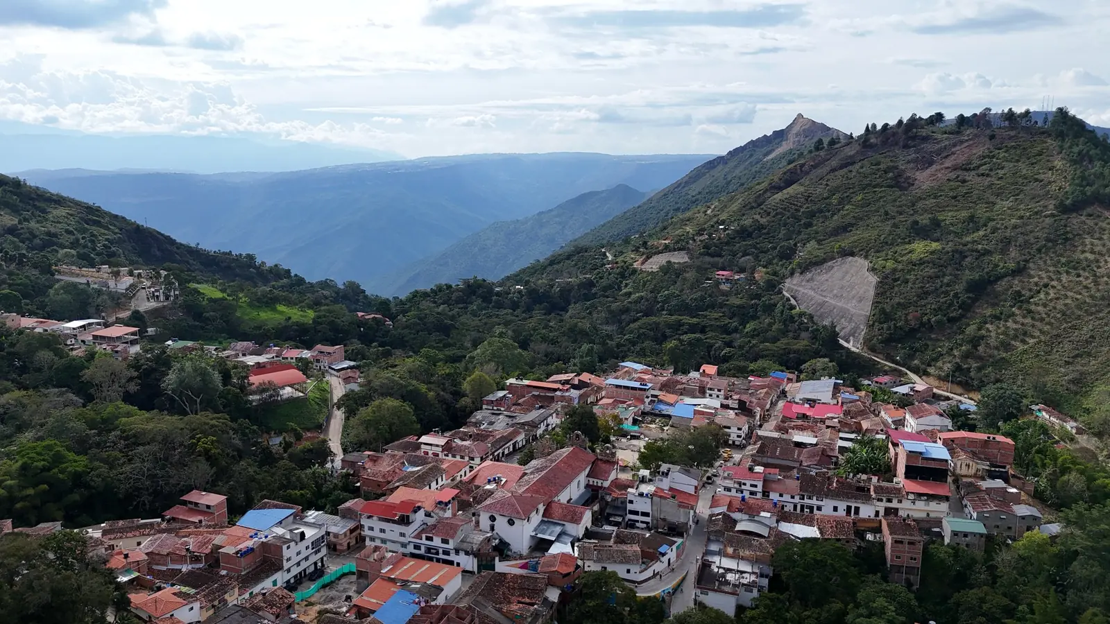 Aratoca vista desde el aire, entre las montañas de Santander